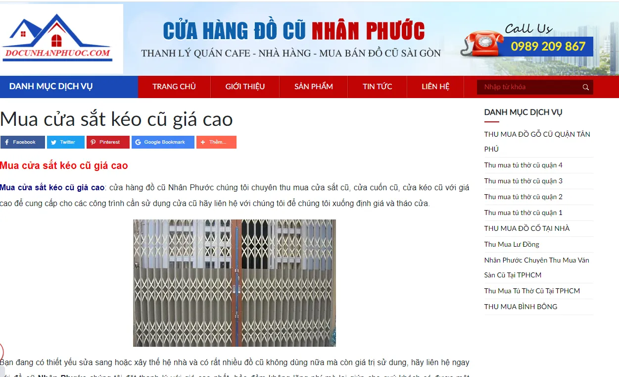 Đội ngũ nhân viên đang kiểm tra tình trạng cửa sắt kéo cũ