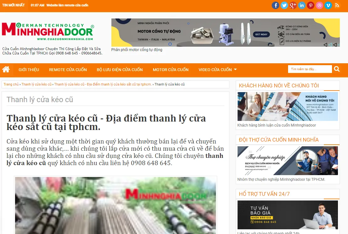 Cận cảnh chi tiết của một cánh cửa sắt kéo cũ