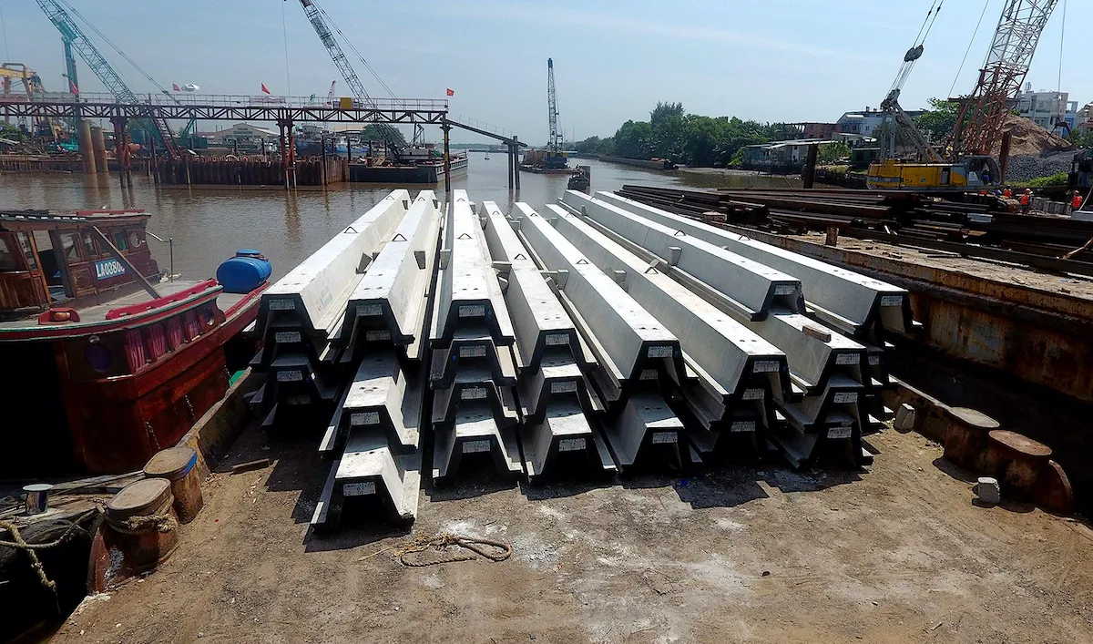 Cọc ván bê tông cốt thép dự ứng lực đang được lắp đặt