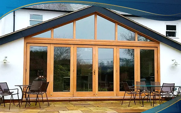 Thông thường các quán cà phê thường lắp đặt cửa nhựa lõi thép 6 cánh màu vân gỗ bởi hệ cửa được trang bị lớp kính trong suốt giúp không gian tận dụng tối đa nguồn sáng.