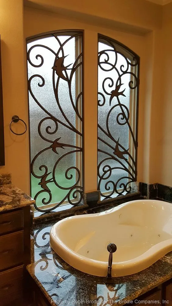 Song cửa sổ sắt mỹ thuật với họa tiết lá cây