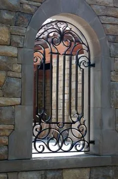 Song cửa sổ sắt hộp kết hợp hoa văn rèn