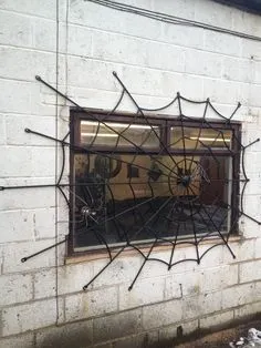 Song cửa sổ sắt nghệ thuật với họa tiết uốn lượn