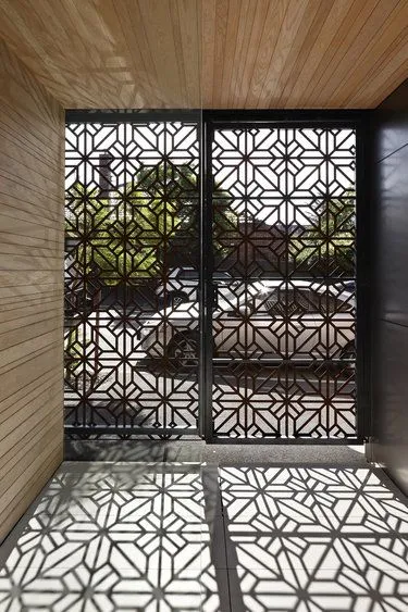 Song cửa sổ sắt rèn với đường nét mềm mại