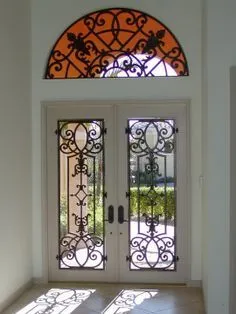 Song cửa sổ sắt rèn với họa tiết hoa lá cổ điển