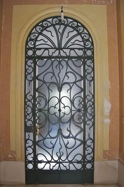 Song cửa sổ sắt nghệ thuật với chi tiết hoa văn phức tạp