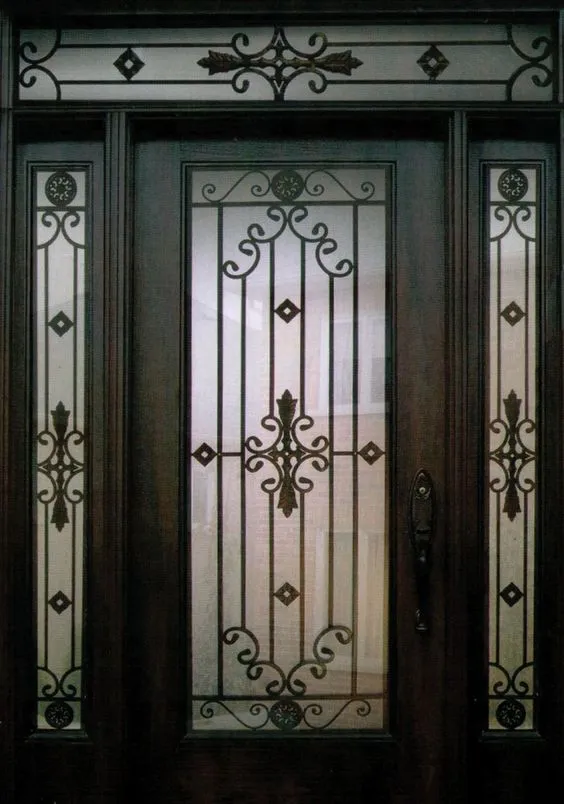 Song cửa sổ sắt mỹ thuật với họa tiết uốn lượn