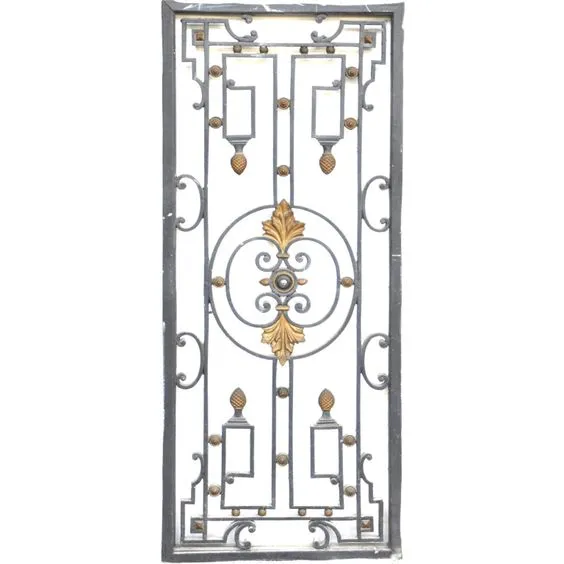 Song cửa sổ sắt nghệ thuật với chi tiết hoa lá