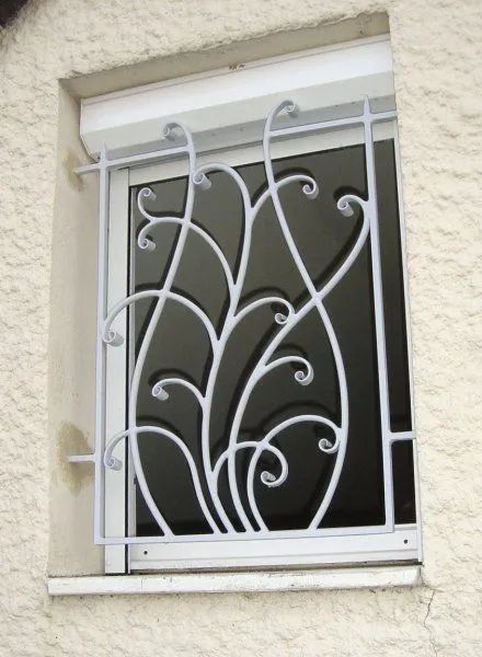 Song cửa sổ sắt mỹ thuật với họa tiết uốn lượn