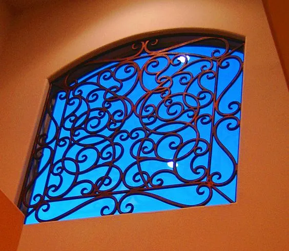 Song cửa sổ sắt nghệ thuật kết hợp họa tiết cổ điển