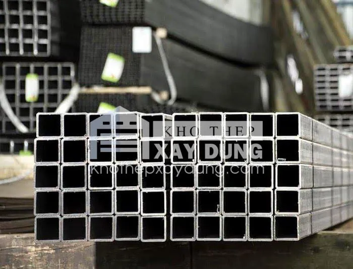 Cẩu tháp công trình đang nâng bốc bộ khung vật tư bó chặt nguyên đai kiện