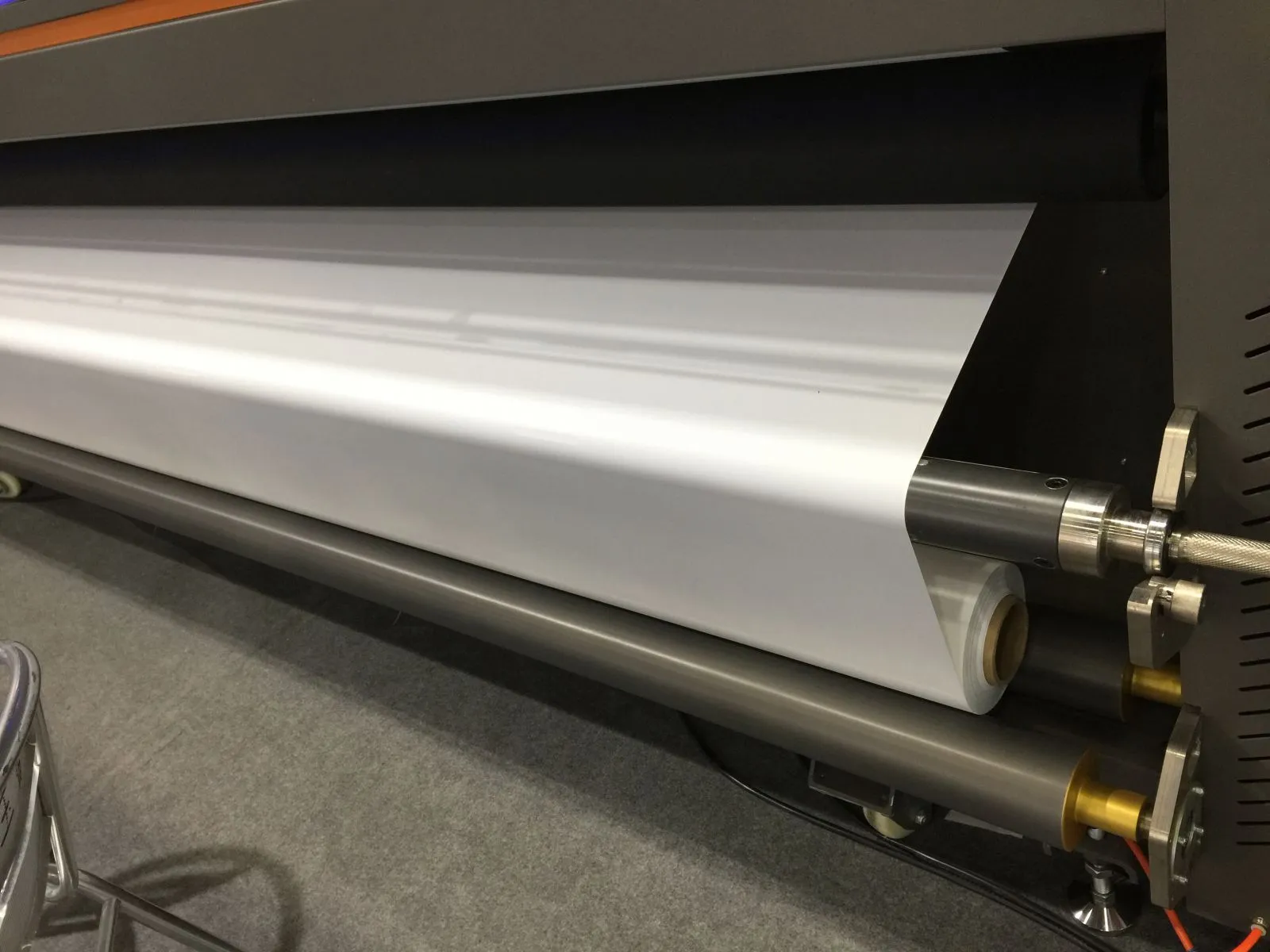 Vật tư trần xuyên sáng