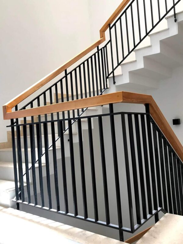 Cầu Thang Sắt Tay Vịn Sắt: Bền Vững, An Toàn và Thẩm Mỹ Cho Mọi Công Trình