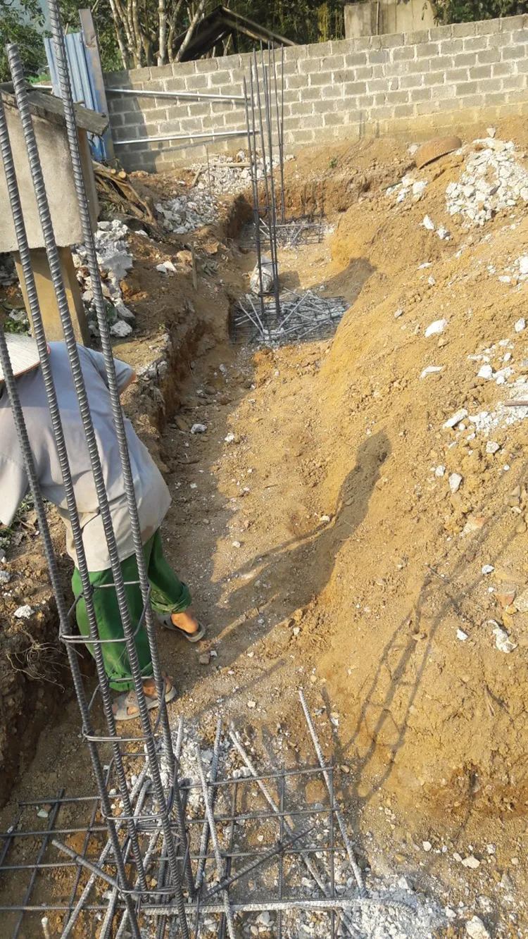 Hình 4: Đập đầu cọc cũng bị âm, râu thép bị bẻ bẹp nằm ngang