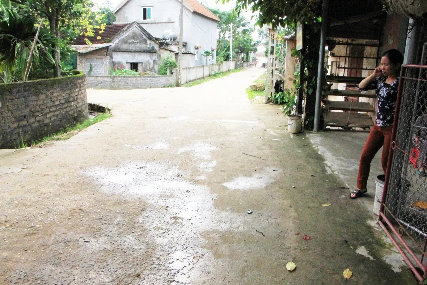 Đoạn đường bê tông tại xã Ngọc Sơn với mặt đường rộng 3,5m, bề mặt lồi lõm đá dăm, không có rãnh thoát nước hai bên