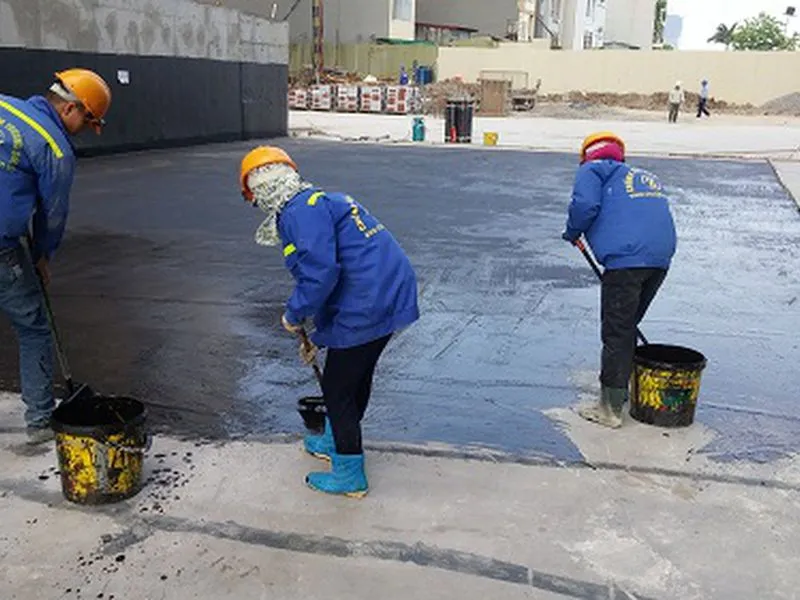 Hình ảnh thi công chống thấm trần nhà bằng nhựa đường