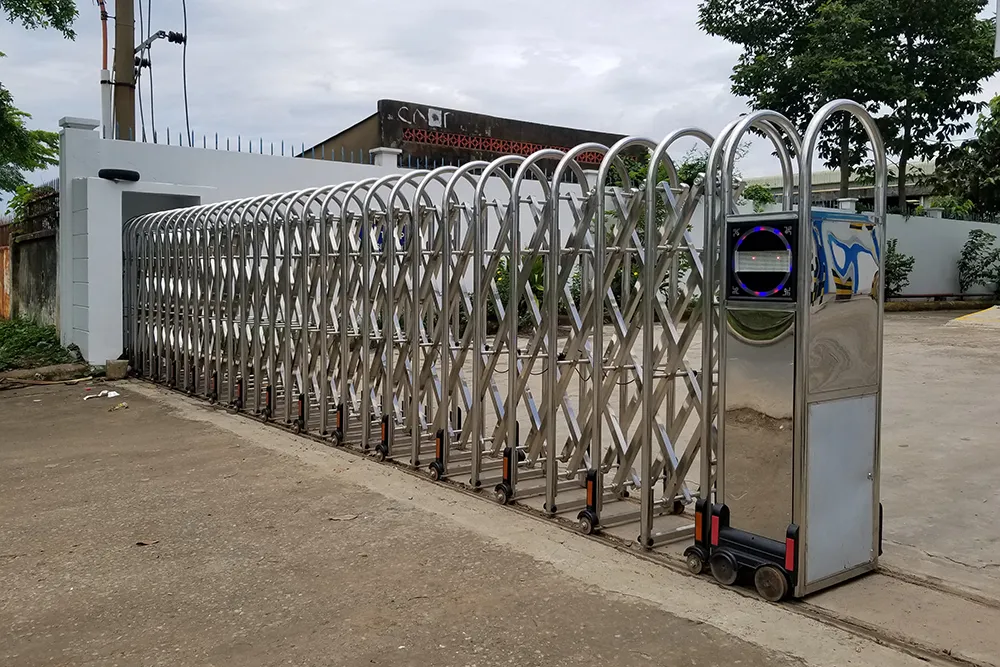 Cổng xếp inox MS 04 với cơ chế gập linh hoạt, chống ăn mòn tốt