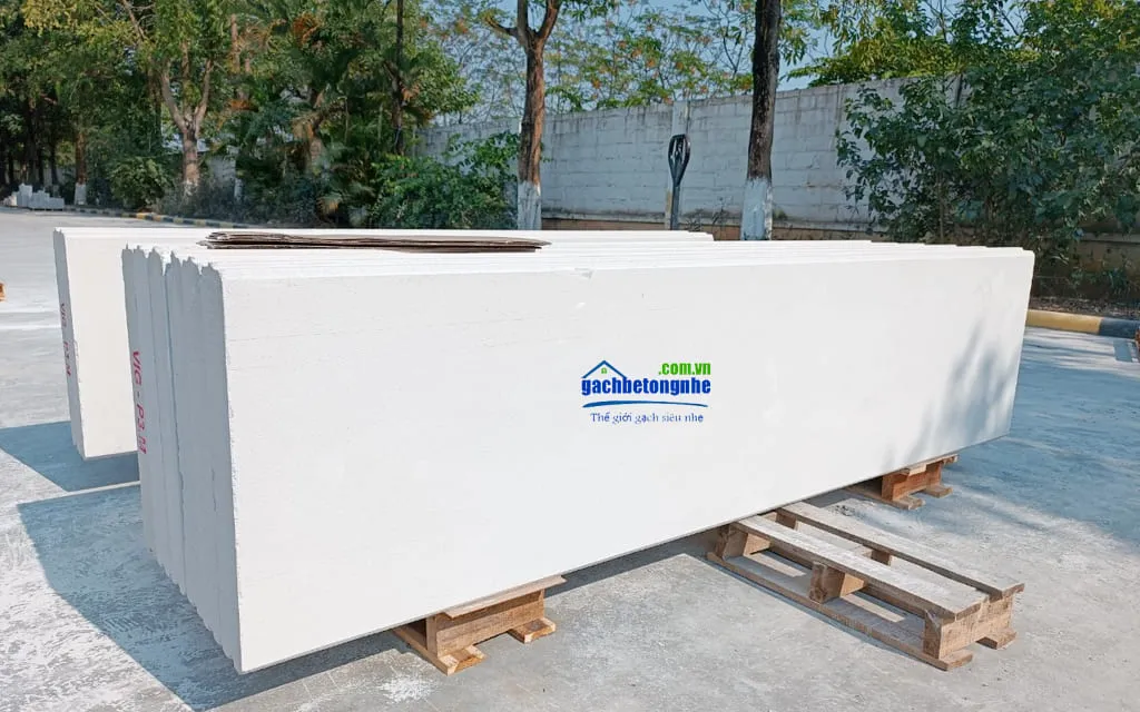 Tấm bê tông khí chưng áp Viglacera, hay còn gọi là panel ALC, dùng cho lắp ghép tường vách và sàn.