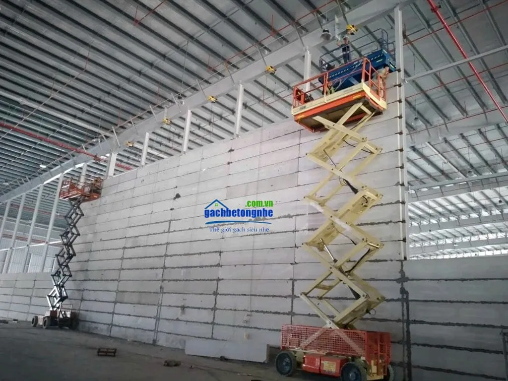 Thi công nhà xưởng với nhịp lớn bằng tấm panel ALC Viglacera, đạt tiêu chuẩn chống cháy EI240.