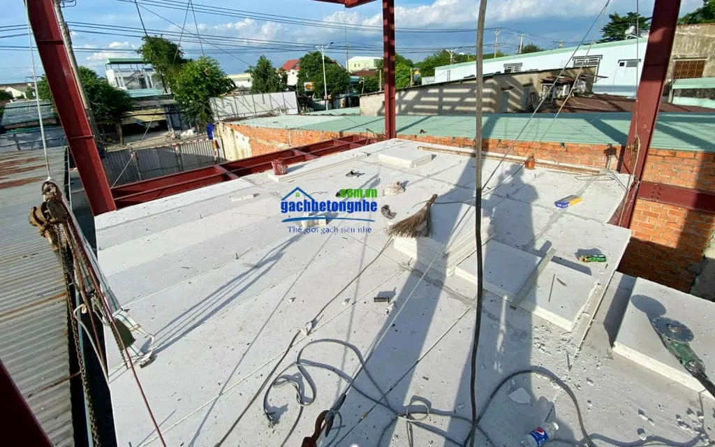 Hệ sàn nhà khung thép thi công bằng tấm panel ALC Viglacera, ổn định, chống rung tốt.