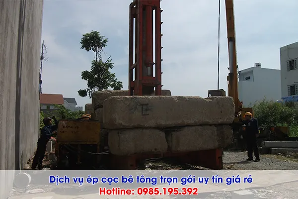 Đội ngũ công nhân thực hiện ép cọc bê tông tại công trình xây dựng