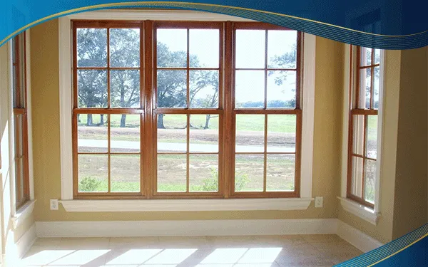 Cửa sổ nhựa lõi thép vân gỗ 3 cánh có nan trang trí thường được lắp đặt tại khu vực phòng khách tại biệt thự mang kiến trúc cổ điển.