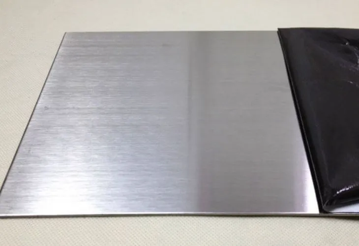 Theo thời gian, bề mặt inox 304 sẽ không còn sáng bóng mà dễ bị xỉn màu