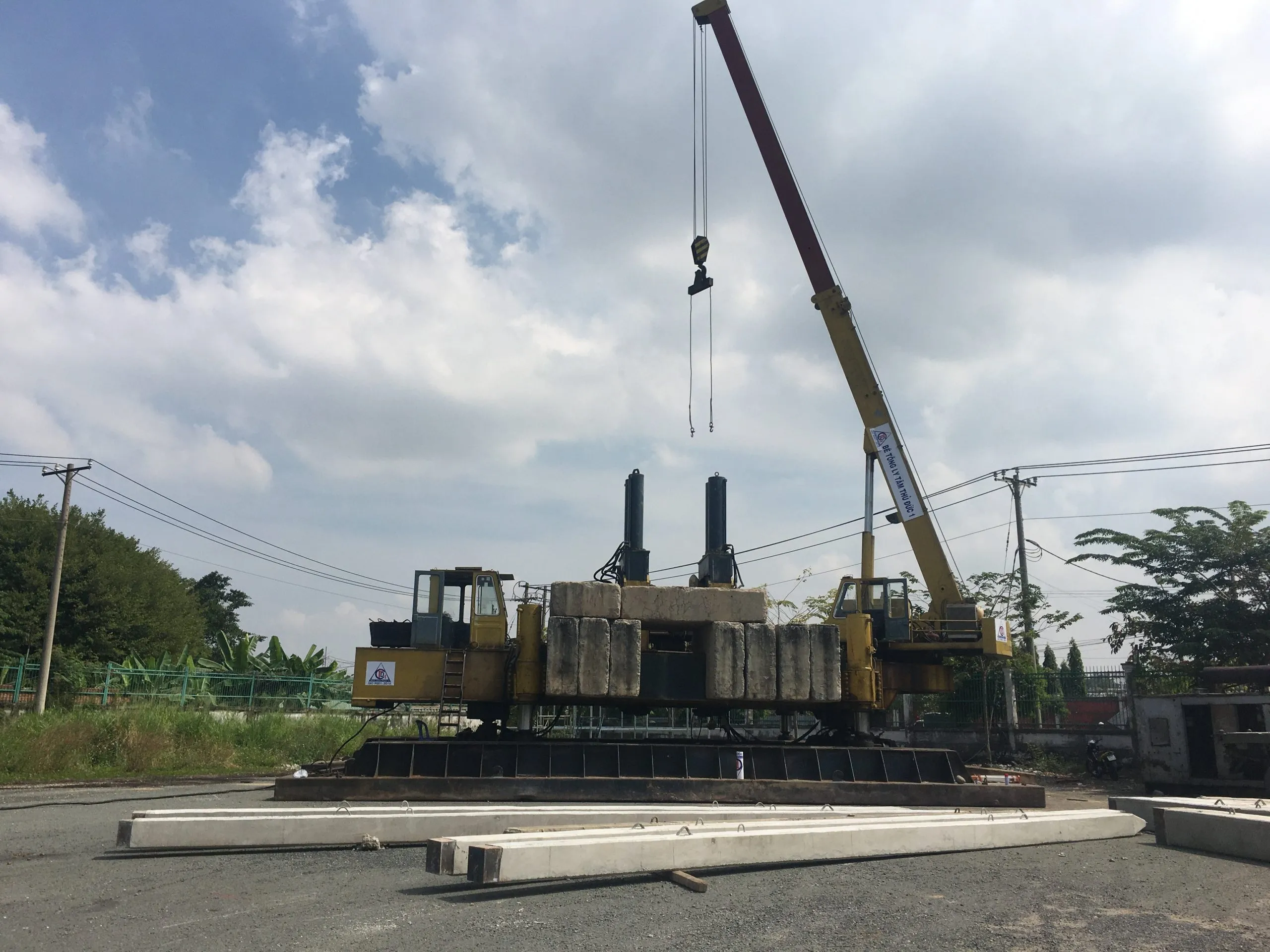 Máy ép cọc bê tông đang hoạt động