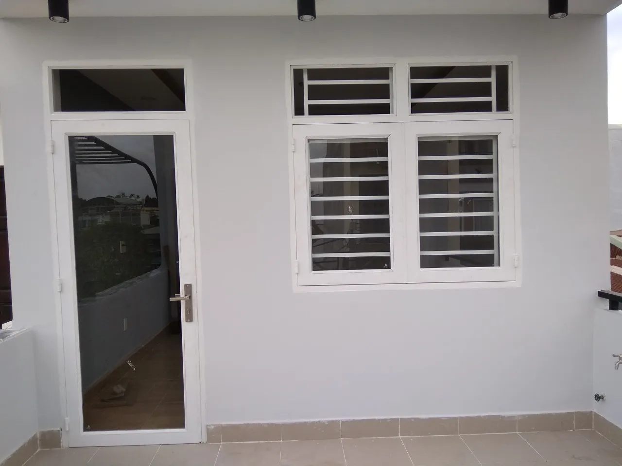 Mẫu cửa sắt 2 cánh hộp vuông vắn, hiện đại