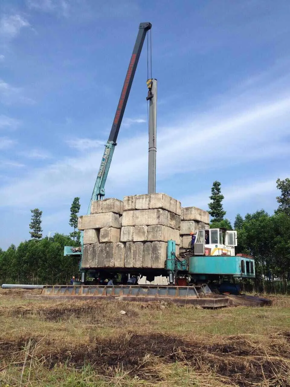 Xe đào búa rung thi công