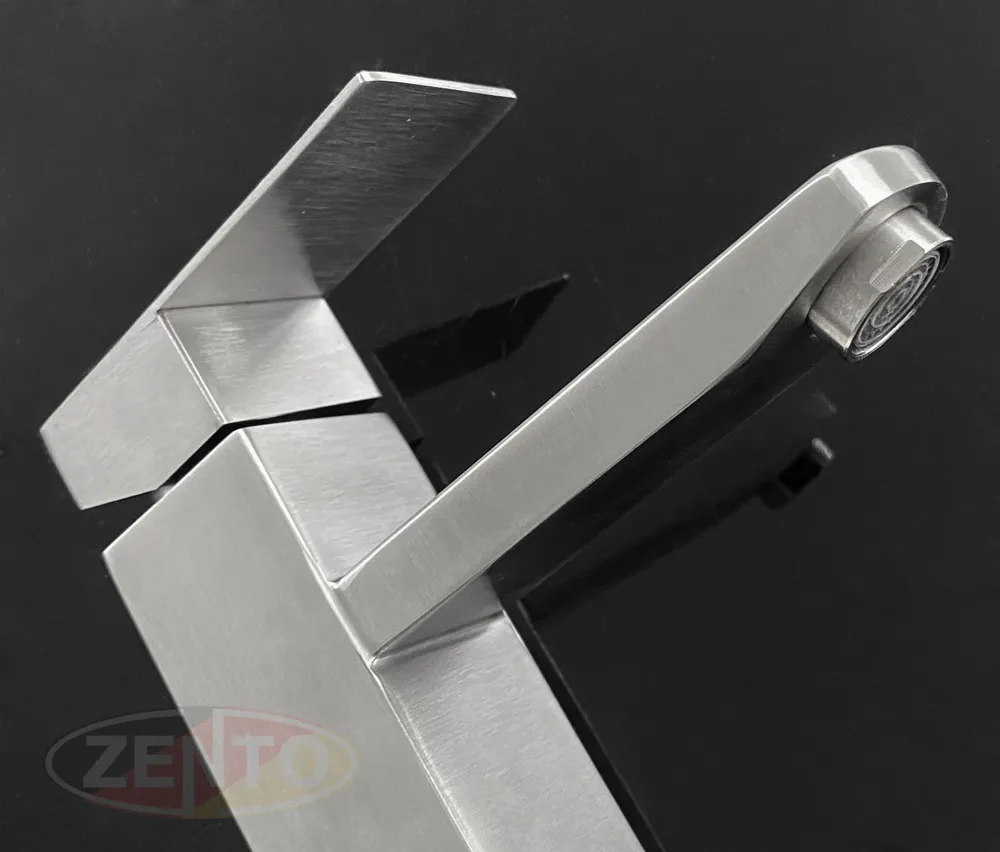 Chi tiết khớp nối chân vòi với dây cấp