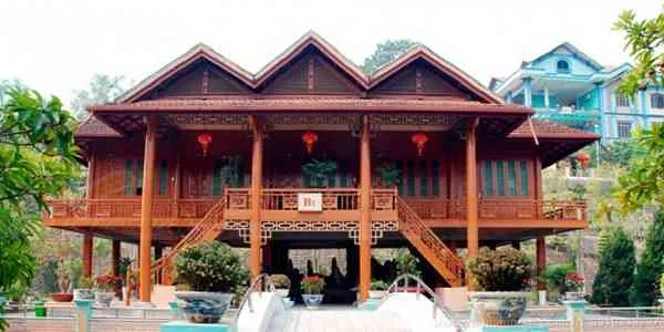 Nhà sàn bê tông truyền thống kết hợp cột bê tông và mái ngói