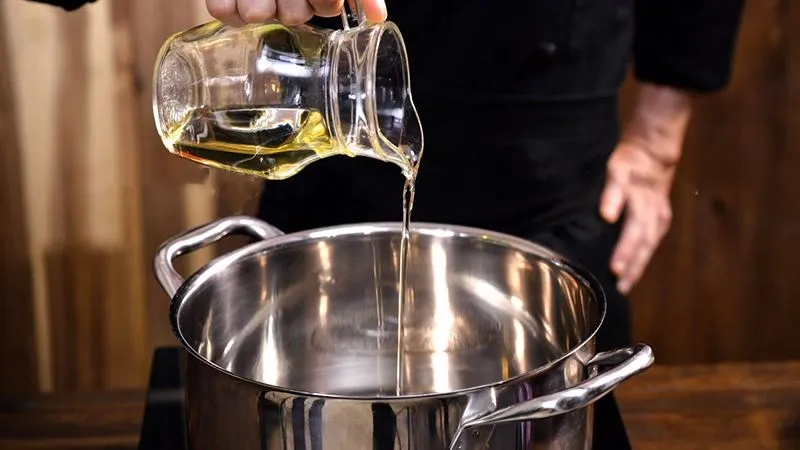 Dùng dầu thực vật để phục hồi độ bóng cho inox