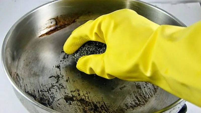 Vệ sinh sai cách hoặc va chạm gây xước đồ inox