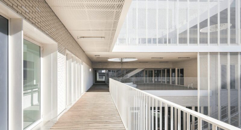 Lan Can Kính Tay Vịn Inox: Giải Pháp Sang Trọng, Bền Vững Cho Mọi Công Trình