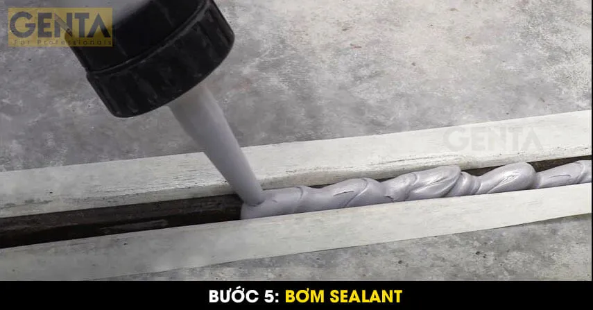 Bơm sealant vào khe