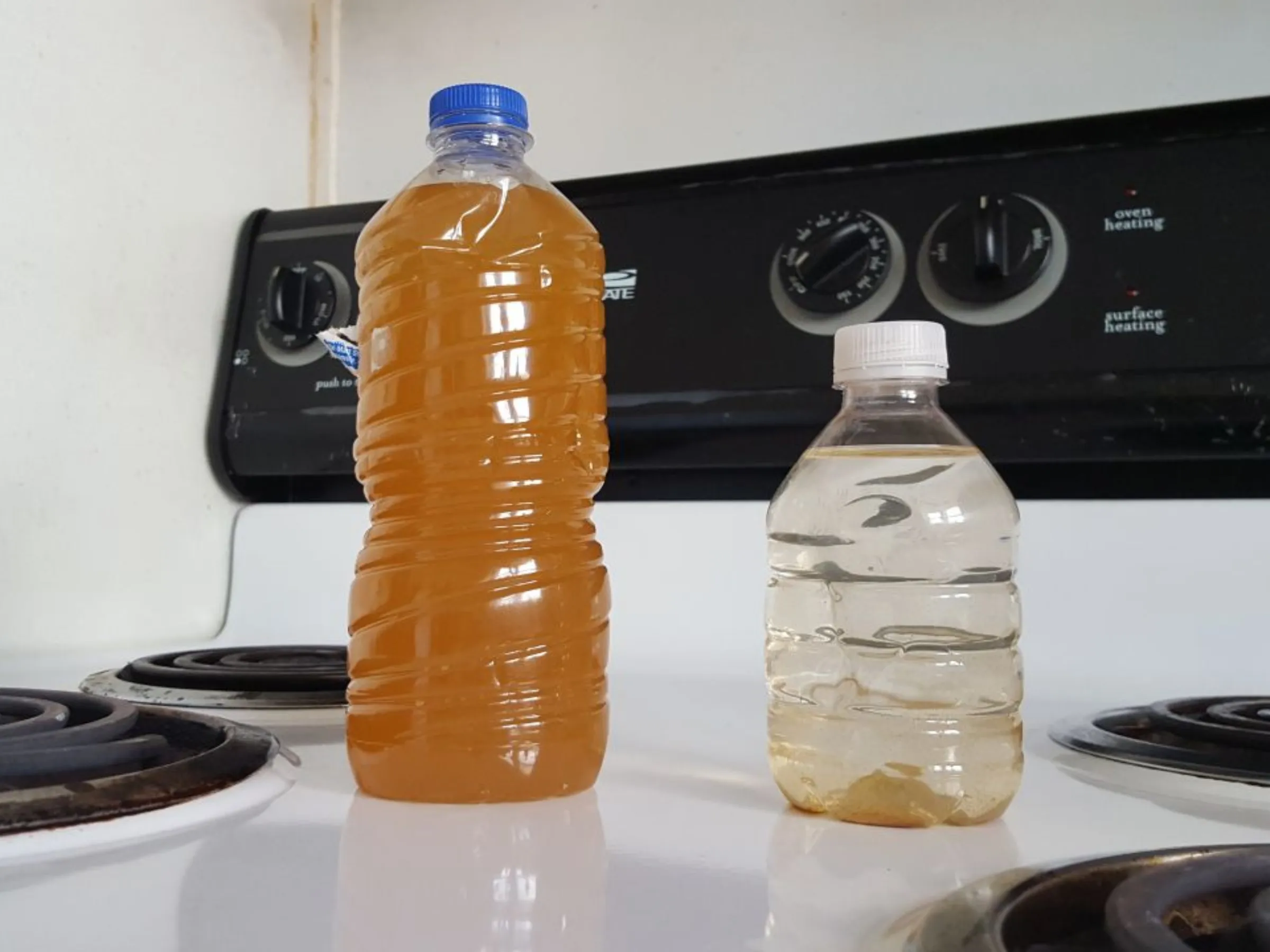 Nước nhiễm sắt khi tiếp xúc với không khí sẽ chuyển màu