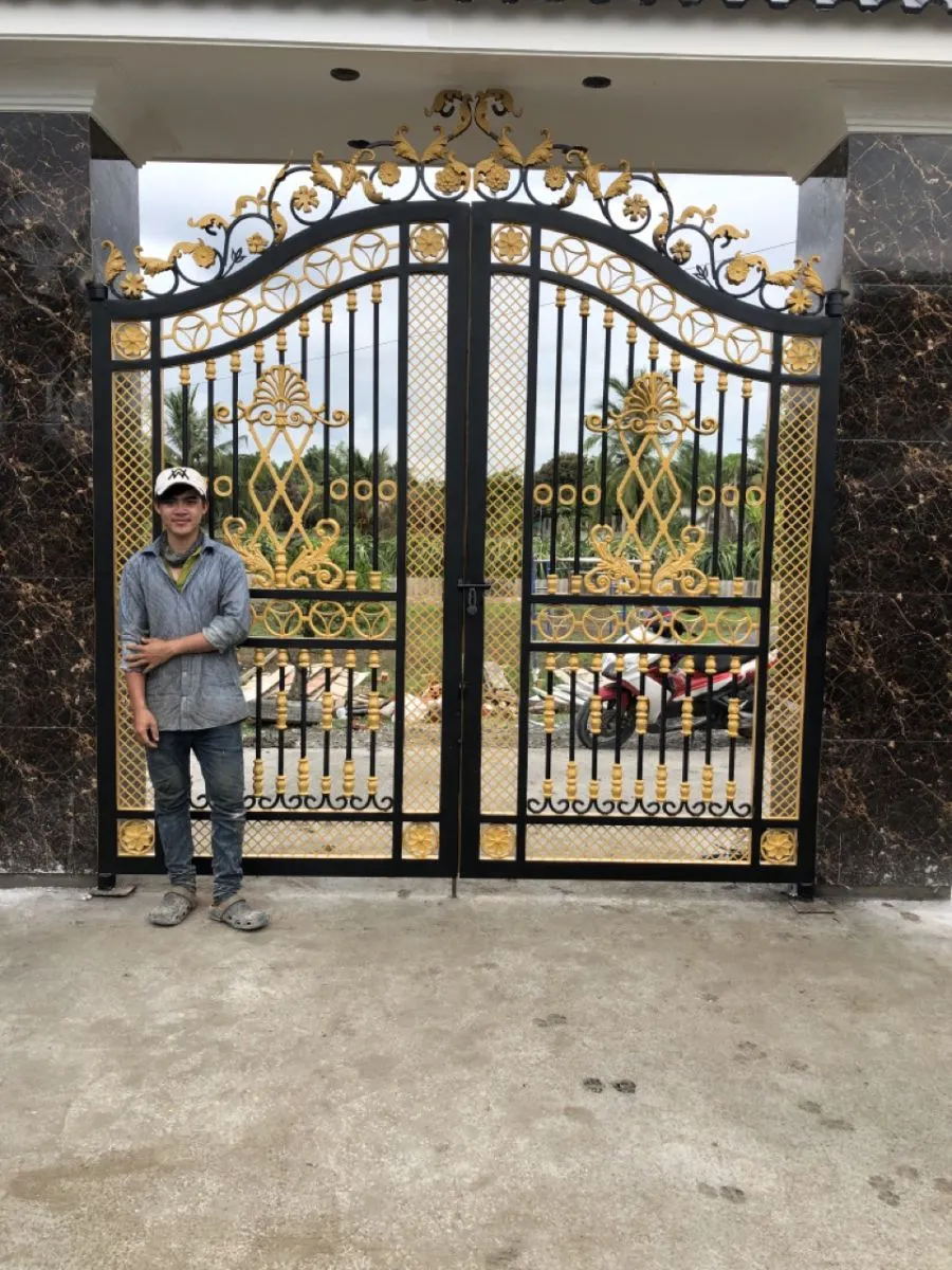 Một mẫu cổng sắt 2 cánh với thiết kế hiện đại