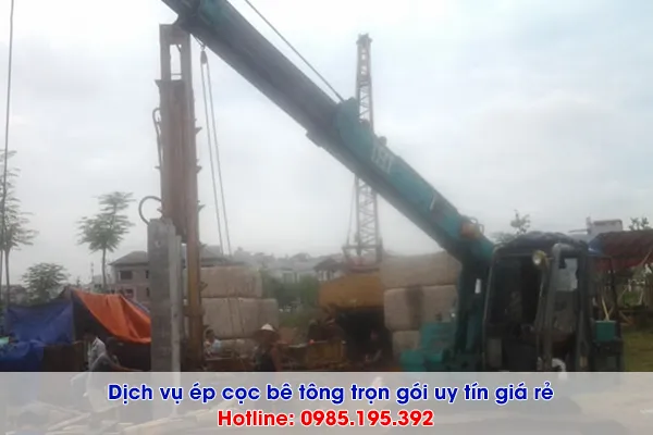 Máy ép cọc bê tông đang thi công tại hiện trường huyện Hoài Đức