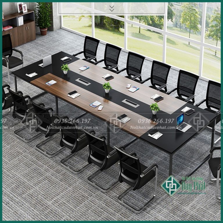 Cảnh buổi họp diễn ra quanh bàn họp chân sắt