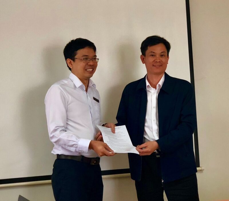 Ông Nguyễn Hữu Thể trao quyết định bổ nhiệm Giám đốc Nhà máy