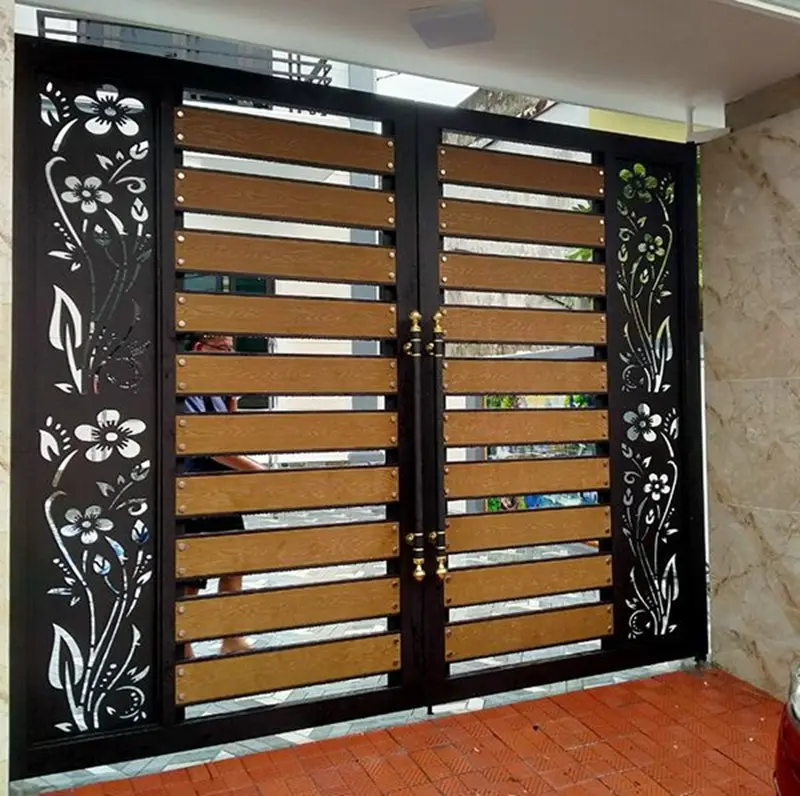 Cổng sắt hộp hiện đại kết hợp gỗ tự nhiên