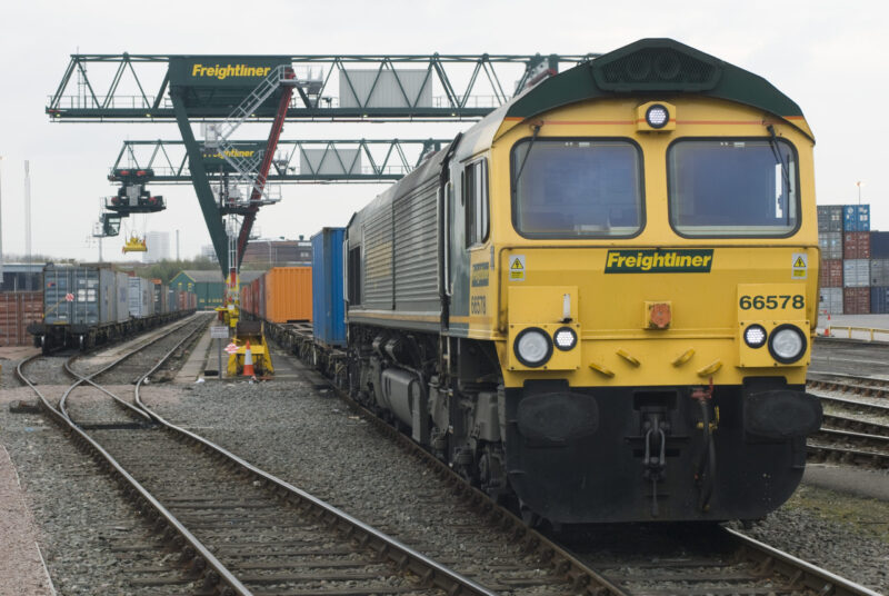 Hệ Thống Quản Lý Vận Tải Hàng Hóa Đường Sắt: Tối Ưu Hóa Hiệu Suất & Lợi Ích