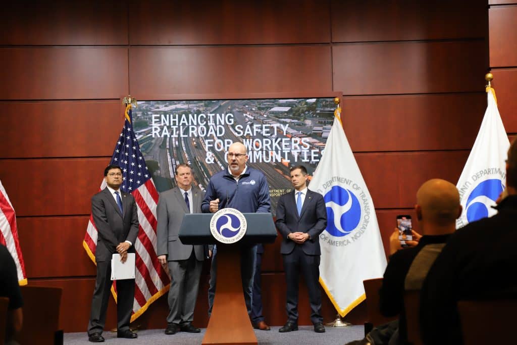 Cầu Thang Sắt Lên Sân Thượng: Giải Pháp Tối Ưu Cho Mọi Công Trình