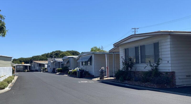 Quầy Thu Ngân Đơn Giản: Lựa Chọn Thông Minh Cho Không Gian Hiện Đại