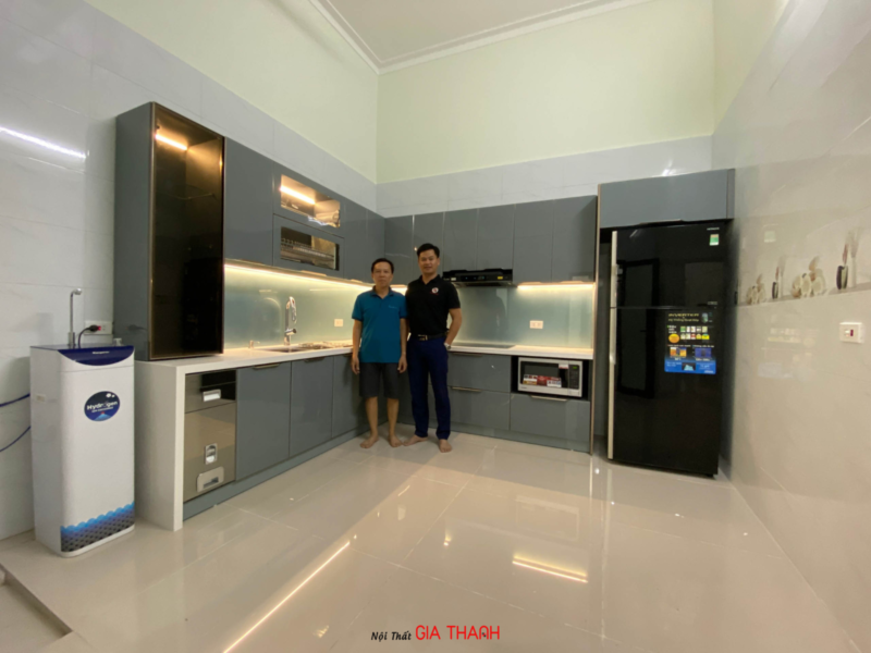 Anh Kiên - Hải Dương bên bộ tủ bếp