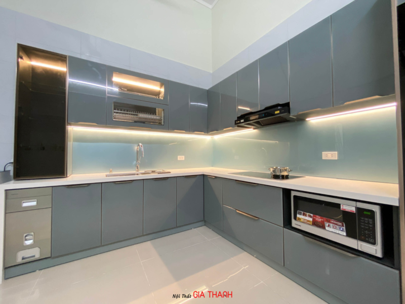 Góc nhìn trực diện bộ tủ bếp inox cánh kính