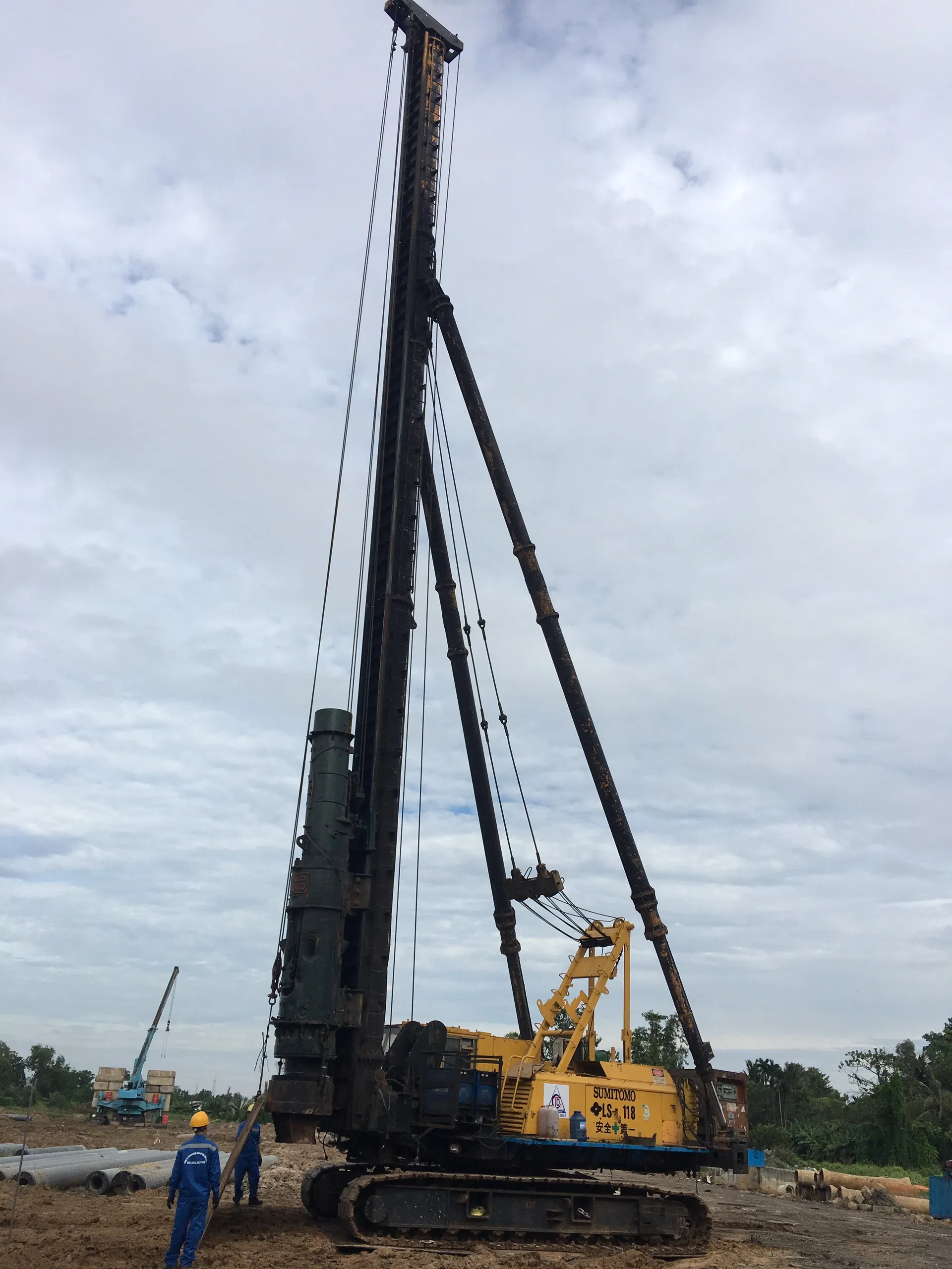 Máy ép cọc bê tông Robot hiện đại