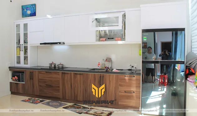 Ảnh thực tế bộ tủ bếp inox cánh Laminate màu vân gỗ đẹp mắt tại nhà anh Sơn