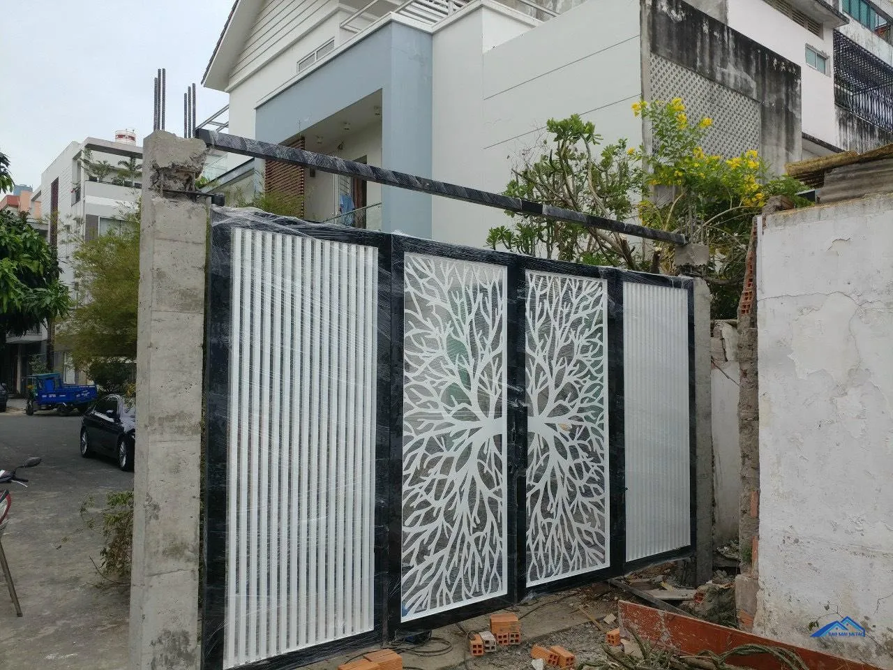 Cửa sắt 4 cánh hoàn thiện tại công trình